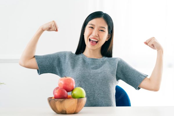 زن خوشحال رژیم غذایی سالم با مصرف میوه ها