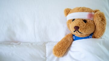 عروسک خرس مریض زخمی باداژ شده