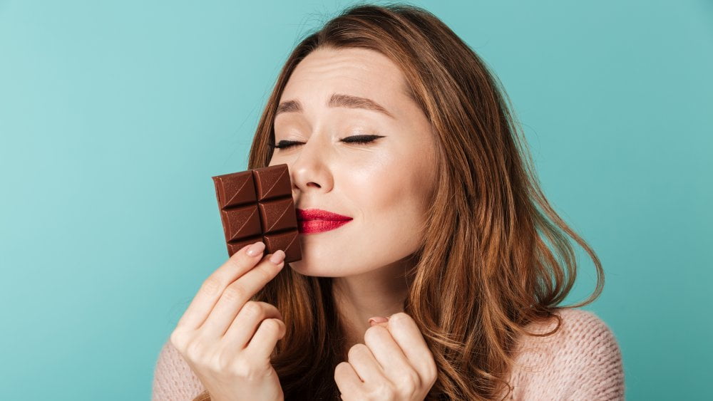 زن شکلات را بو میکشد