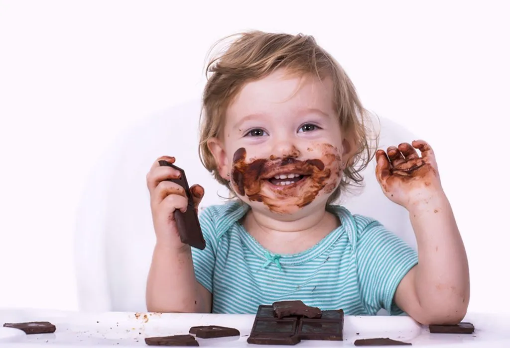 کثیف شدن دور دهن بچه با شکلات تخته ای